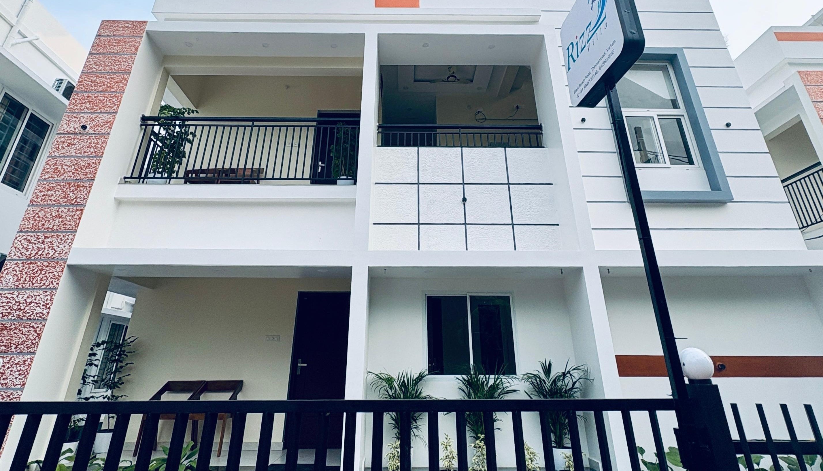 Deluxe room at Rizz Villa with sea view